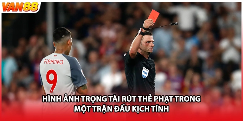 Hình ảnh trọng tài rút thẻ phạt trong một trận đấu kịch tính